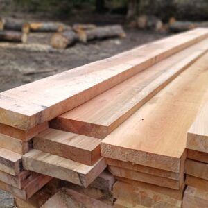 Tablas de madera nativa apiladas en el aserradero