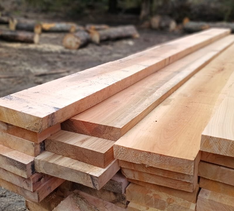Tablas de madera nativa apiladas en el aserradero