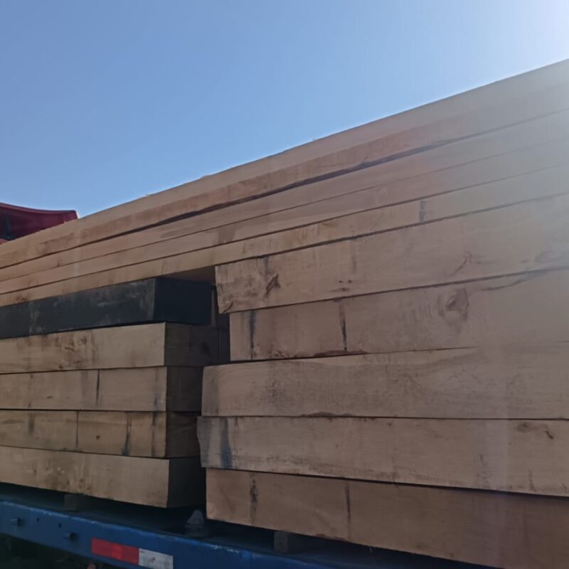 Durmientes de madera nativa de gran escuadría cargados para despacho