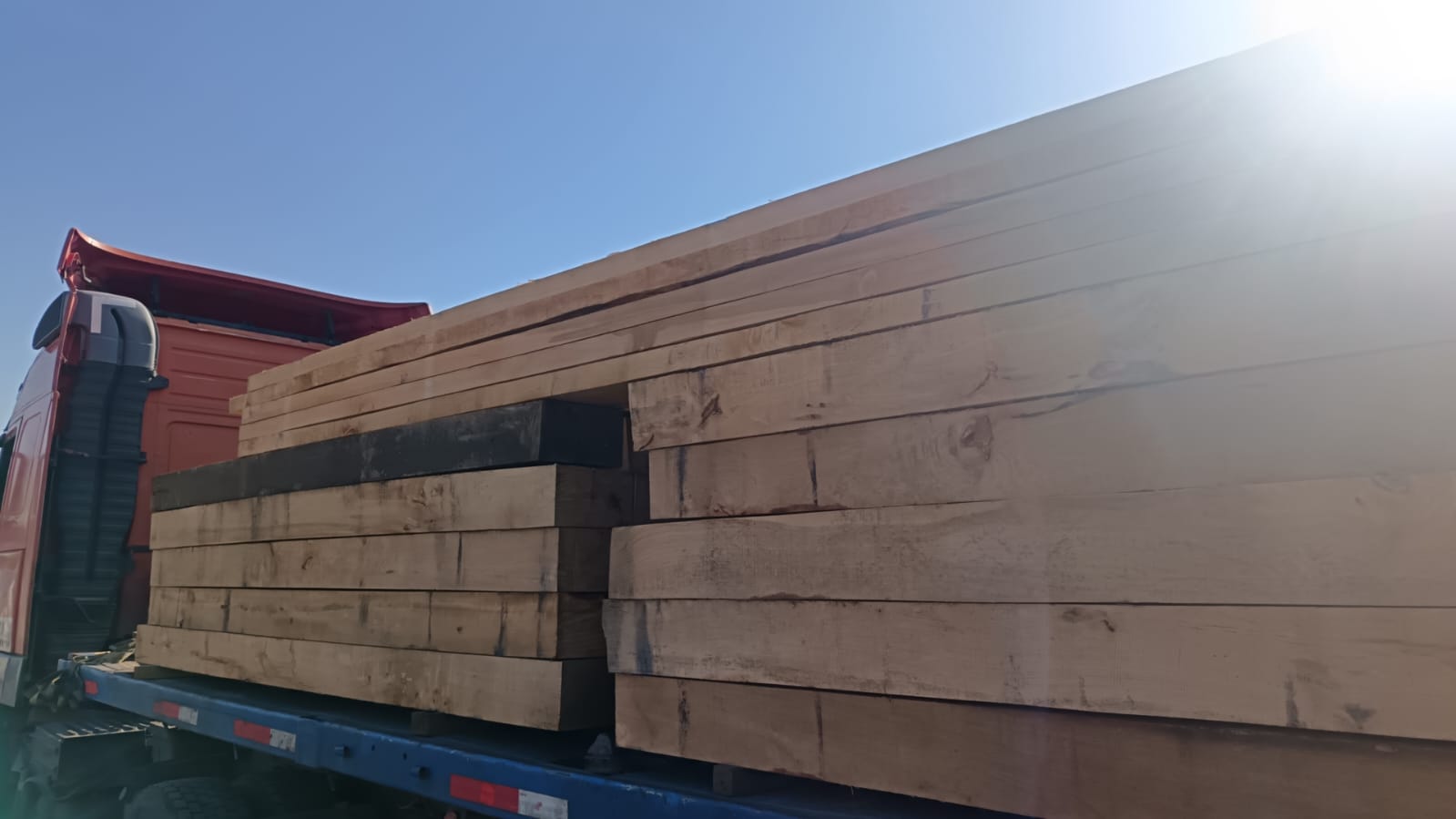 Durmientes de madera nativa de gran escuadría cargados para despacho